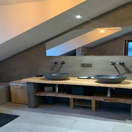 別荘 Elegant Family Stay, Wallonia, Cleaning Included ベルトリ